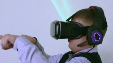 Profildeki artırılmış gerçeklik gözlüklü bir çocuk sanal düğmelere basıyor..