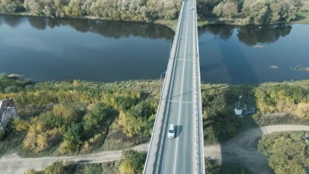 Il movimento delle auto su un ponte stradale a due corsie da una vista a volo d'uccello. — Video Stock