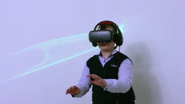 Een jongen in een augmented reality headset speelt, schiet en ontwijkt. — Stockvideo