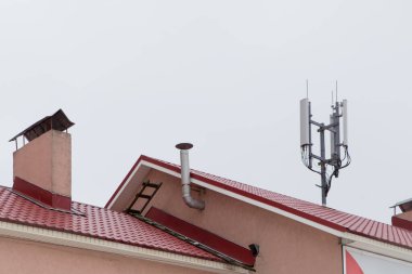 Çatıdaki telekomünikasyon anteni, cep telefonu ve telefon iletişimi.