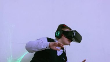 Arttırılmış gerçeklik kaskı takmış bir çocuk sanal tehditlerden kaçıyor..