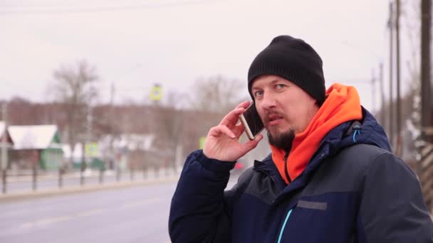 Un uomo d'affari sul bordo del dorgi sta parlando al telefono e sorridendo. — Video Stock