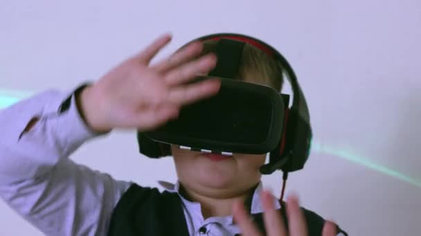 Garçon en réalité augmentée casque regardant la caméra en mouvement ses mains. — Video
