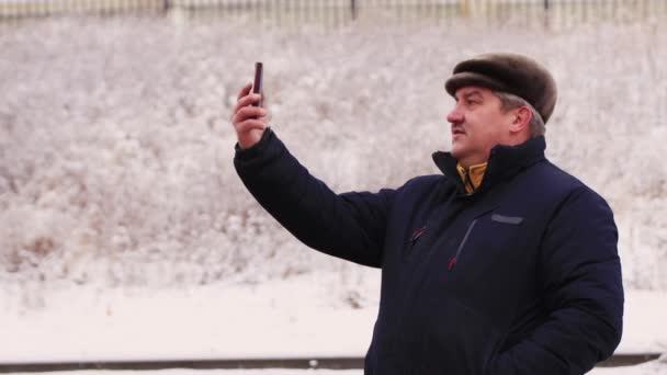 Homme d'affaires heureux parlant en ligne sur un smartphone par appel vidéo — Video