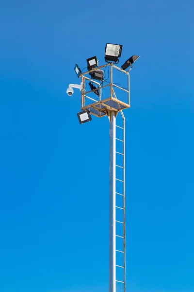 Bir kayak merkezinde spot ışıkları ve kamera olan bir direk..