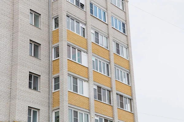 Facade of a high-rise building with plastic windows and balconies. — Stock Photo, Image