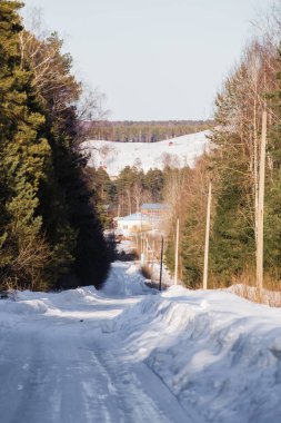 Doğada etkileyici bir kış akşamı, mesafeye uzanan bir yol.