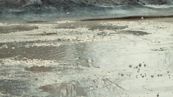 特写车在有裂缝、泥坑和坑道的糟糕道路上行驶 — 图库视频影像