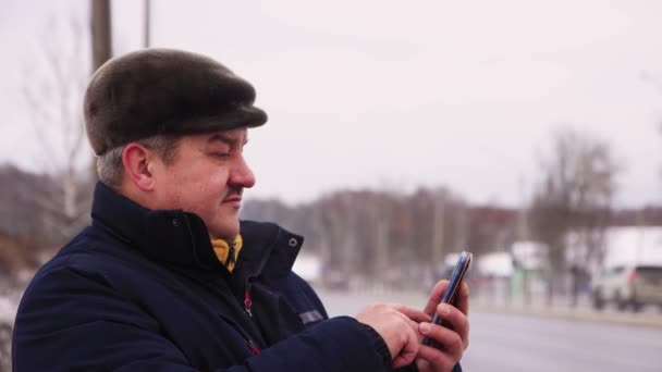 Homme d'affaires avec une moustache fait un message en ligne sur un smartphone — Video