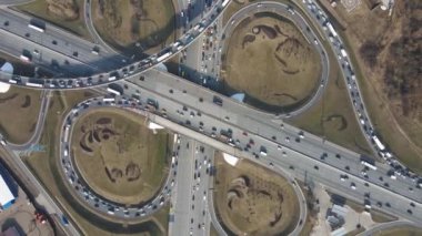 Arabalı yol, trafik çemberinin tepesinden manzara.