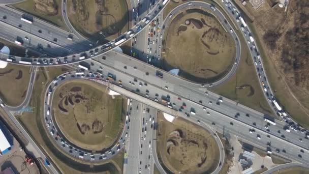 Straße mit Autos, Blick von oben auf den Kreisverkehr — Stockvideo
