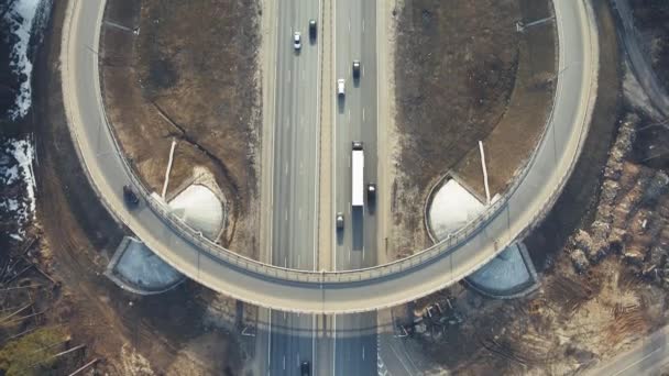 Rotunda com carros em movimento, vista de um quadricóptero. — Vídeo de Stock