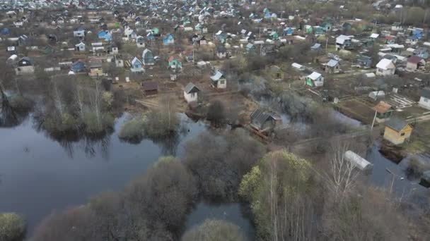 Inondazione primaverile, vista aerea, case da giardino allagate e orti sottostanti — Video Stock