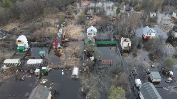 Inondation printanière, vue aérienne, maisons de jardin inondées et parcelles ci-dessous. — Video