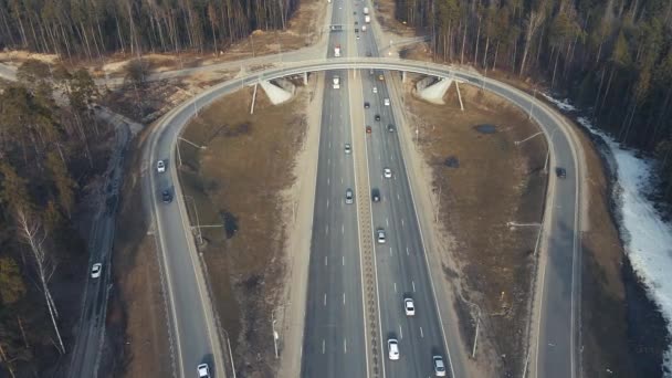 Scambio di traffico con una rotatoria di veicoli, vista da un drone. — Video Stock