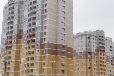 Şehrin tuğladan yapılmış yeni bir bölgesinde yüksek binalar..