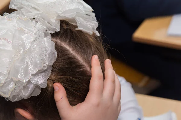 Kızlar elini başını destekliyor ve beyaz tüylü fiyonklar var kafasında..