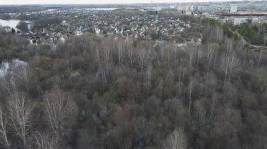 Sel baskını, sel basmış evlerin manzarası, uzaktaki şehir, hava manzarası..