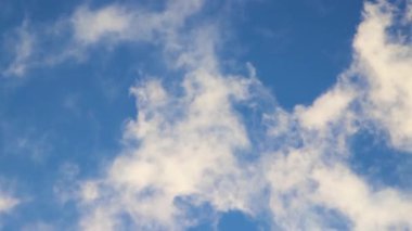 Mavi gökyüzü ve güzel hızlı beyaz kümülüs bulutları. 