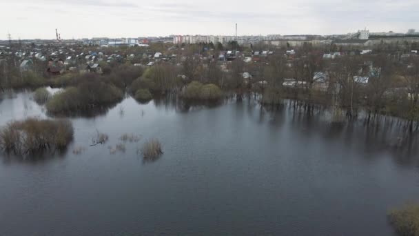 Voorjaarsoverstroming, uitzicht vanuit de lucht, overstroomde tuinhuizen in de verte. — Stockvideo