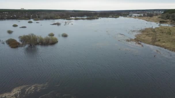 Frühjahrshochwasser, ein Blick aus einem Quadrocopter auf eine Flussflut, — Stockvideo