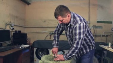 Adam yatağı çamaşır makinesinin variline yerleştiriyor..