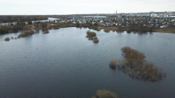 Inundación primaveral, vista aérea, ciudad al fondo. — Vídeos de Stock