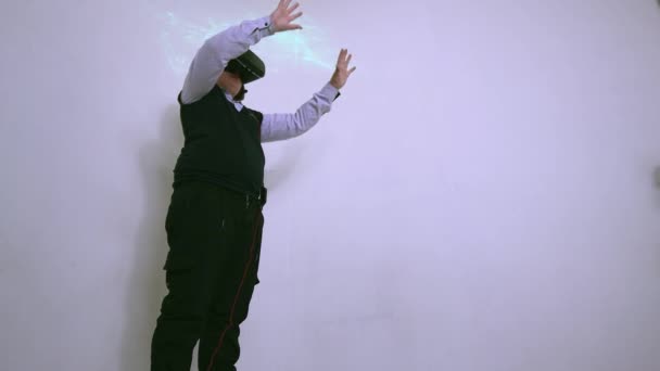 Ein Junge mit Augmented-Reality-Brille steht und bewegt die Arme. — Stockvideo