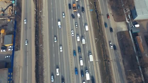 Una strada con auto, vista aerea di un incrocio di traffico con curve. — Video Stock