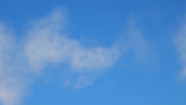 Blauwe lucht en rook als langzame, witte cumulus wolken. — Stockvideo