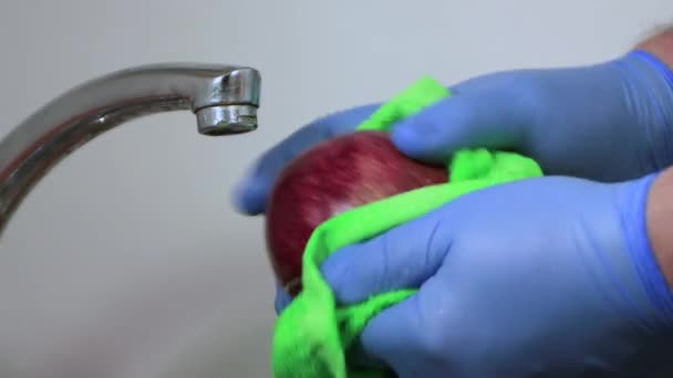 Férfi kezek kesztyű közeli mosás és törölje egy gránátalma szalvétával. — Stock videók