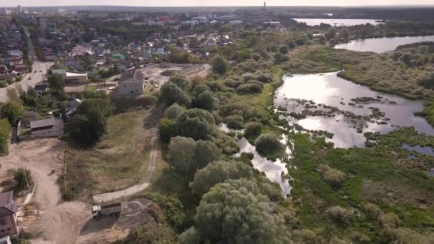 Vista aérea dos arredores de uma cidade com árvores verdes e muitos lagos. — Vídeo de Stock