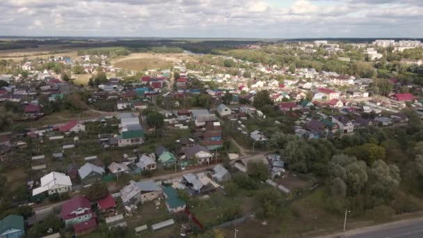 Voo sobre o campo com pequenas casas de um andar. — Vídeo de Stock