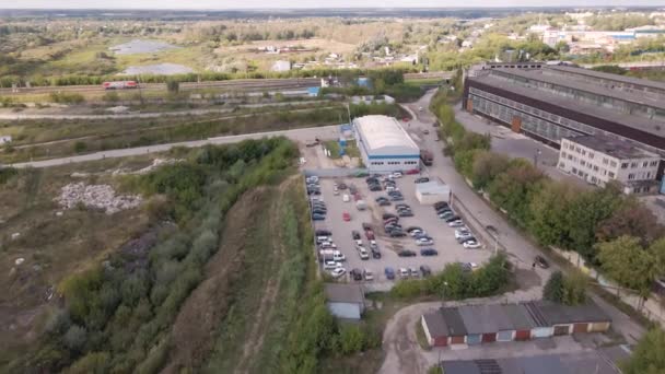 Birds-eye view van de parkeerplaats van een industriële onderneming. — Stockvideo