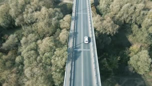 Movimiento suave de los coches en una carretera de dos carriles desde una vista de pájaro. — Vídeos de Stock