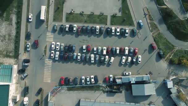 Parcheggio stradale, carreggiata al mattino con aiuole e case verdi. — Video Stock