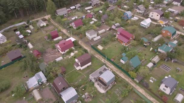 Αεροφωτογραφία της υπαίθρου με μικρά σπιτάκια κήπου και χωματόδρομους. — Αρχείο Βίντεο