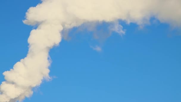 Une épaisse fumée blanche monte lentement de la cheminée comme des nuages blancs. — Video