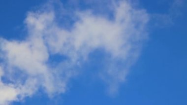 Mavi gökyüzü ve duman hızlı, beyaz kümülüs bulutları gibi.
