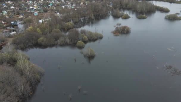 Frühjahrshochwasser, Vogelperspektive, überflutete Gartengrundstücke unten — Stockvideo