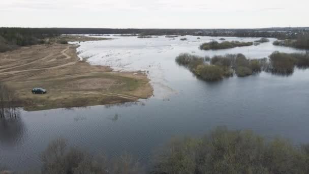 Frühjahrshochwasser, Luftaufnahme, Ufer und Feld überflutet. — Stockvideo