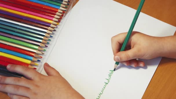 Крупним планом дитячі руки малюють зелену траву олівцем . — стокове відео