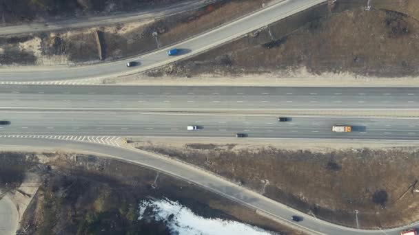 Roundabout med rörliga bilar, vy uppifrån. — Stockvideo