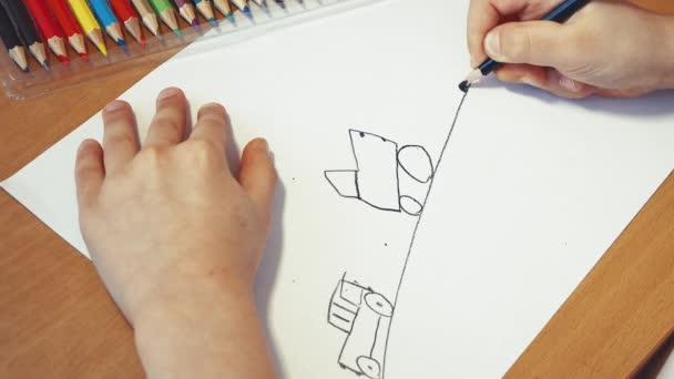 Dzieci ręce narysować drogę i samochody z bliska ołówek. — Wideo stockowe