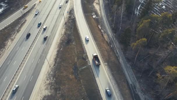 Autopista de automóviles con una rotonda de vehículos, vista desde un dron. — Vídeos de Stock