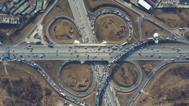 Intercambio de transporte con coches, vista aérea de la carretera de circunvalación. — Vídeos de Stock