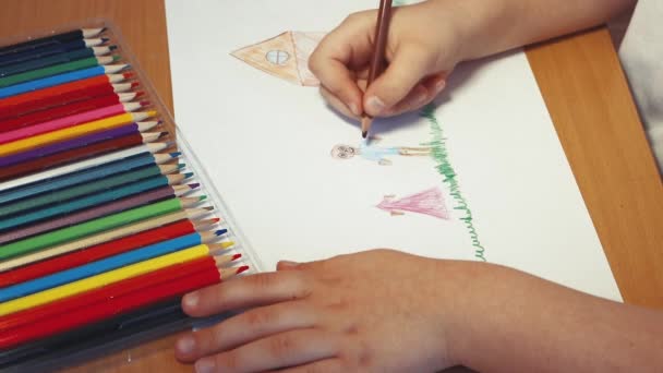 Les mains des enfants dessinent maman et papa près de la maison avec un gros plan au crayon — Video