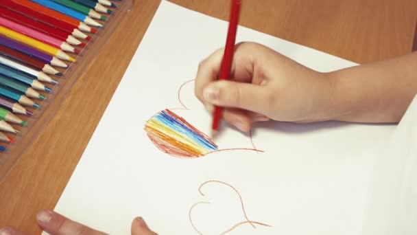 Rainbow καρδιά γκρο πλαν σχεδιάζεται από τα χέρια των παιδιών με ένα χρωματιστό μολύβι — Αρχείο Βίντεο
