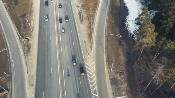 Autopista de automóviles con vehículos rotonda, vista aérea. — Vídeo de stock