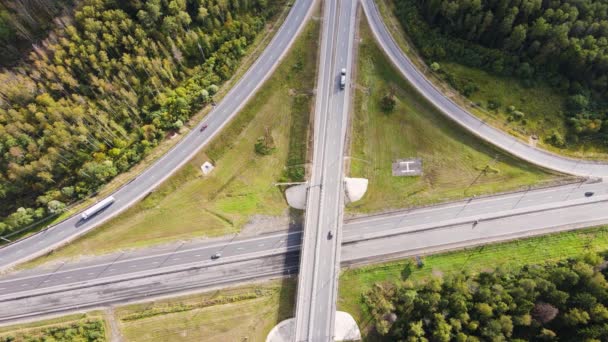 Вид з безпілотника заміського перехрестя з повільно рухомими автомобілями . — стокове відео